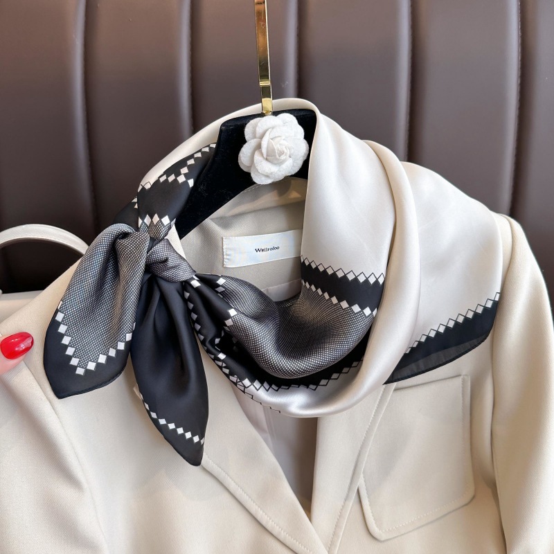 Syal Persegi Sutra Pola Kuda M - Women Bags Office ulasan dan harga